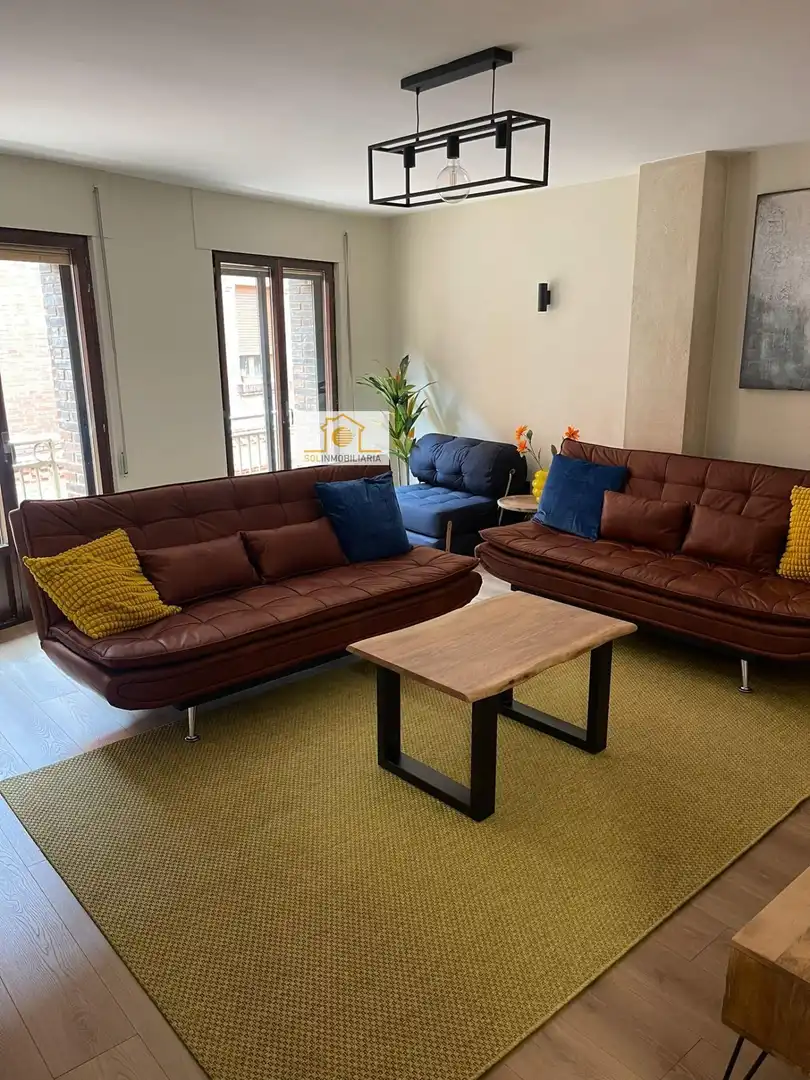 Sala d'estar de Pis en venda en León Capital  amb Calefacció, Parquet i TV