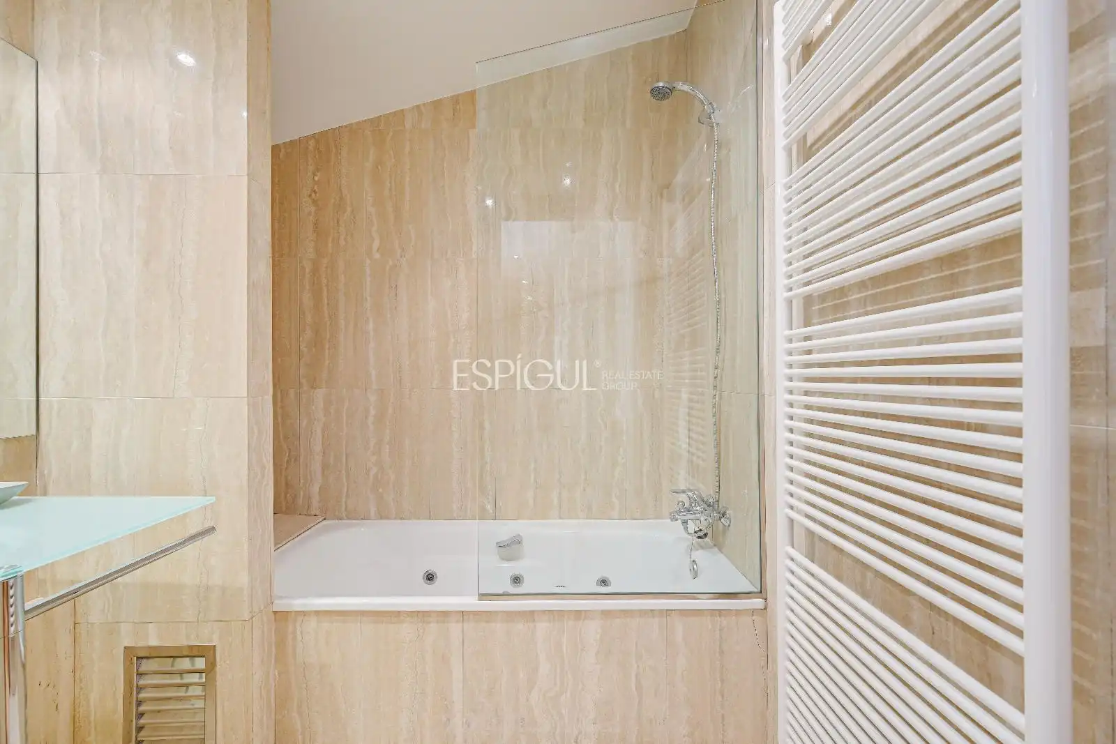 Bathroom of Attic for sale in Girona  with Air Conditioner, Heating and Terrace