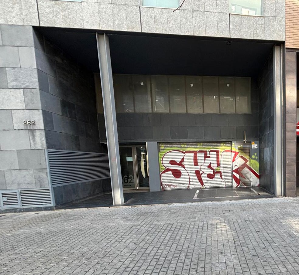 Vista exterior de Local en venda en  Barcelona Capital