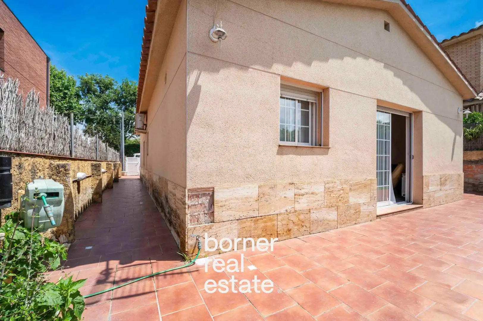 Vista exterior de Casa o xalet en venda en Sant Cugat del Vallès amb Aire condicionat, Calefacció i Jardí privat