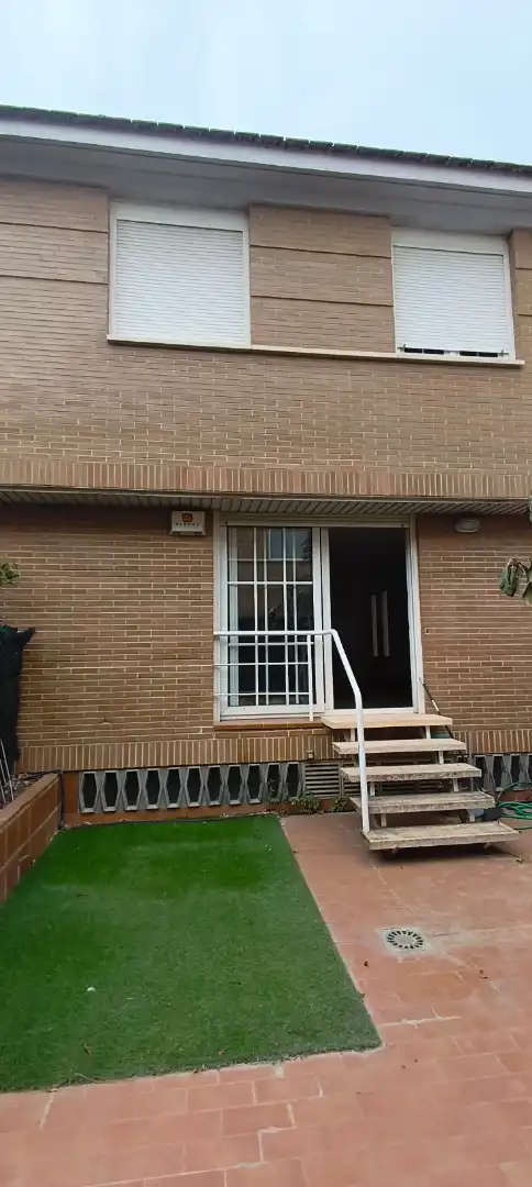 Vista exterior de Casa adosada en venda en Zaragoza amb Aire condicionat, Calefacció i Jardí privat