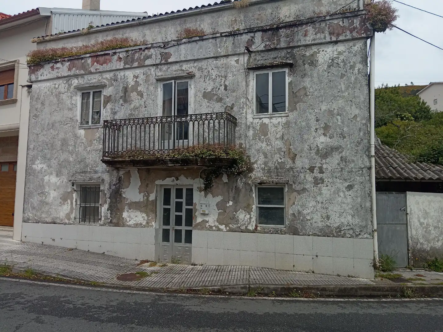 Außenansicht von Einfamilien-Reihenhaus zum Verkauf in Cee mit Balkon