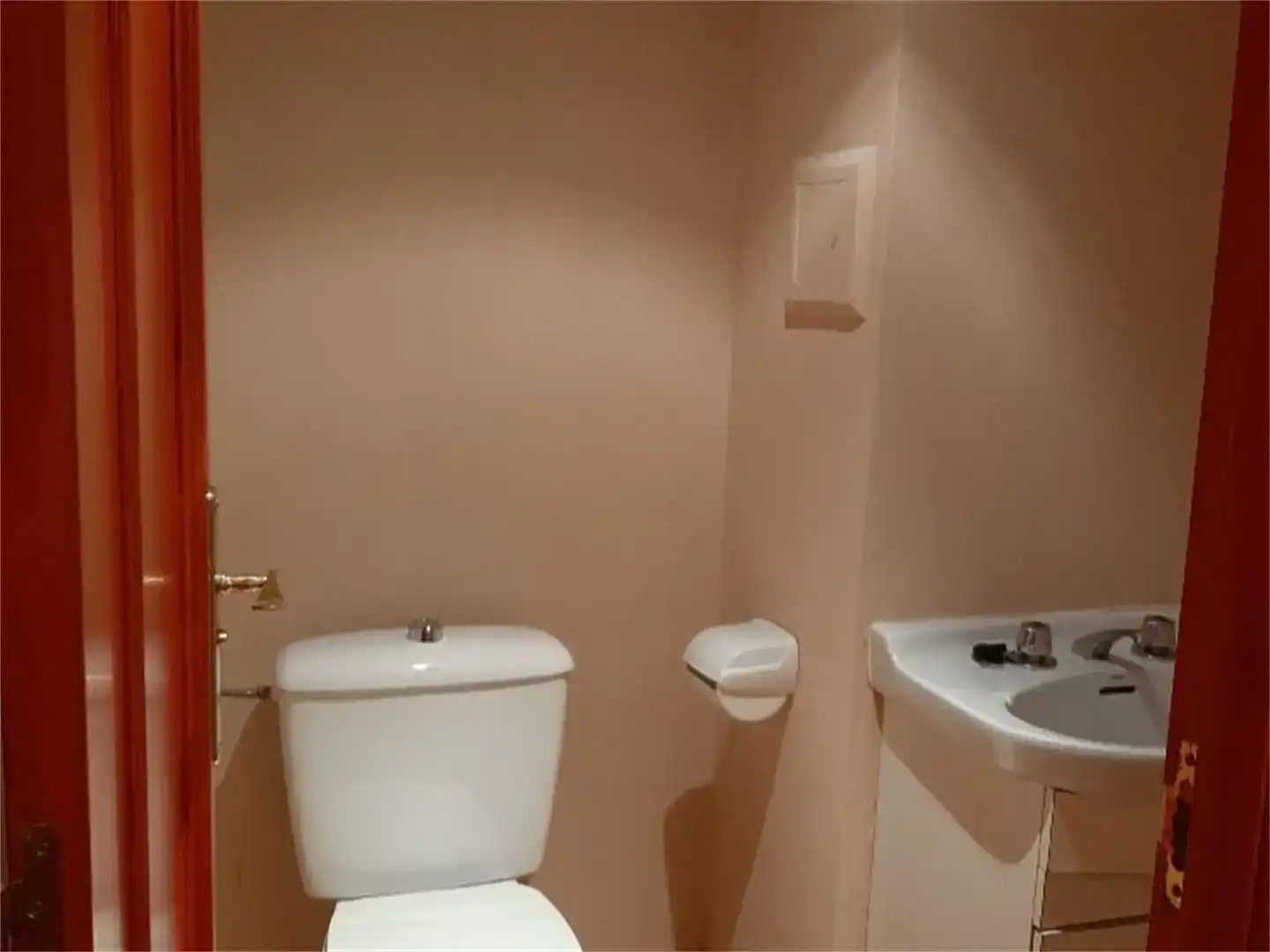 Badezimmer von Geschaftsraum zum Verkauf in Miranda de Ebro mit Parkett