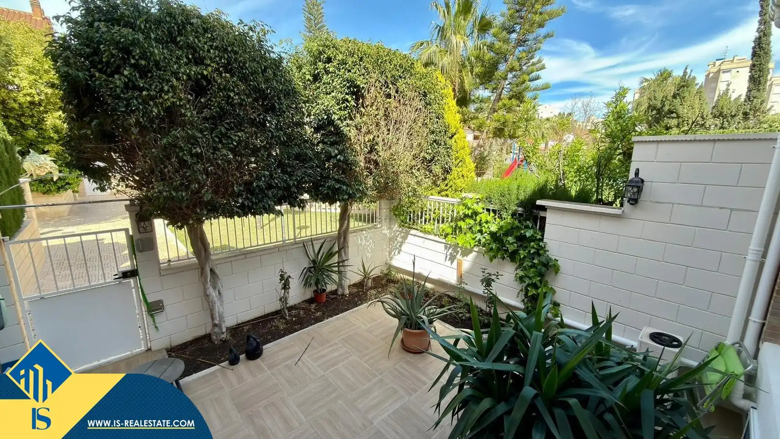 Jardí de Casa o xalet en venda en Alicante / Alacant amb Terrassa, Moblat i Piscina comunitària