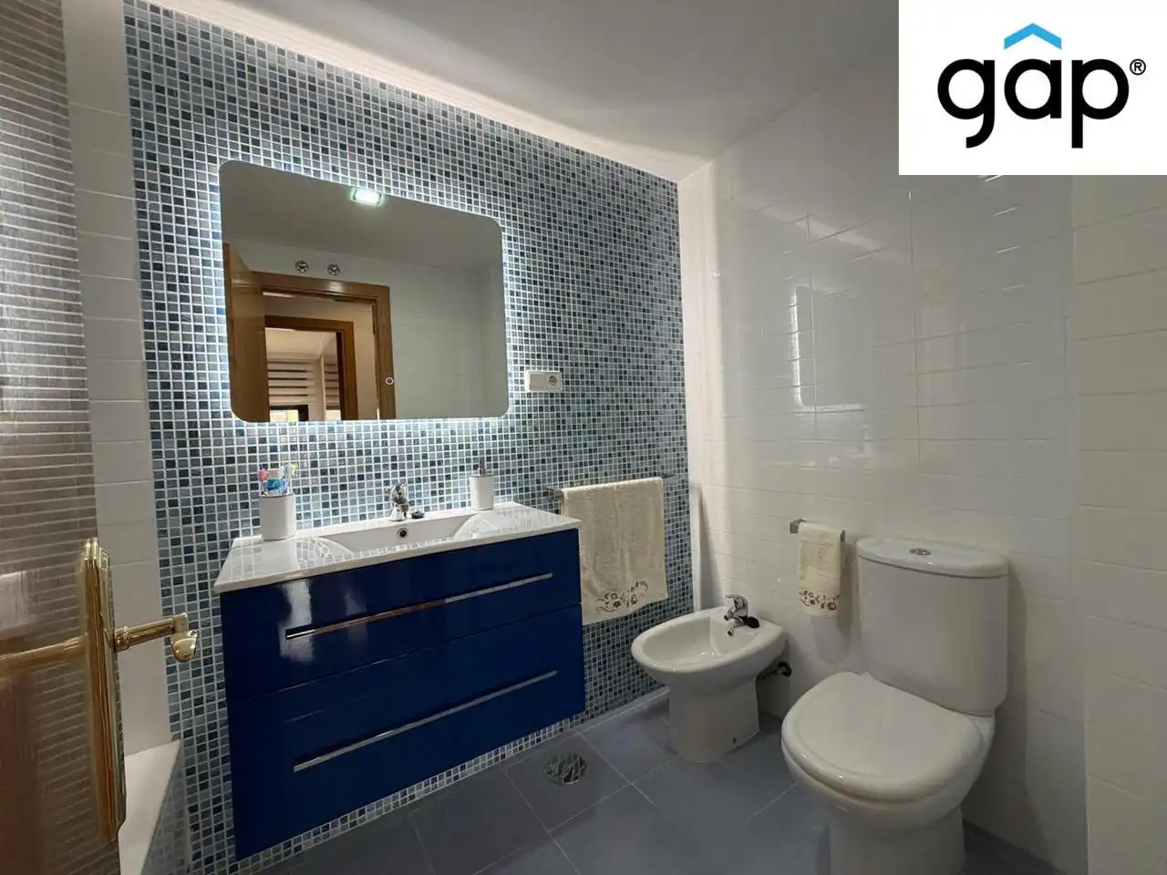 Bathroom of Flat for rent in Cuenca  with Air Conditioner, Heating and Parquet flooring