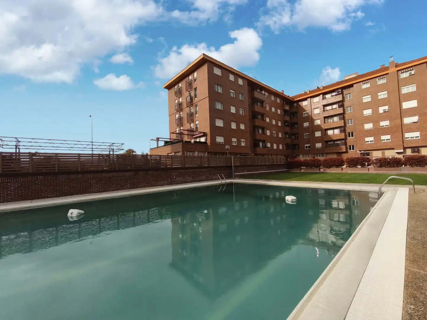 Piscina de Pis en venda en  Logroño amb Calefacció, Jardí privat i Parquet