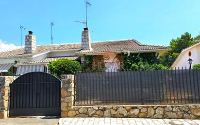 Exterior view of Single-family semi-detached for sale in Navalperal de Pinares  with Terrace