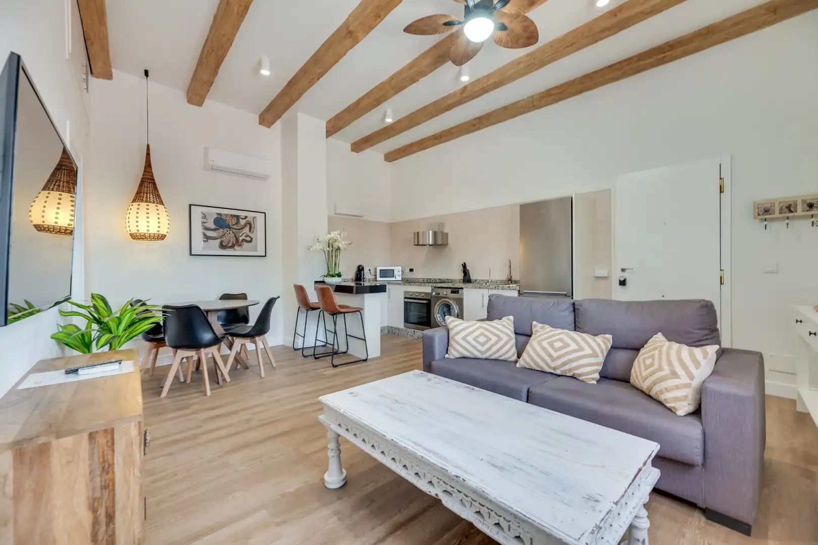 Sala d'estar de Apartament de lloguer en Málaga amb Aire condicionat, Parquet i Moblat