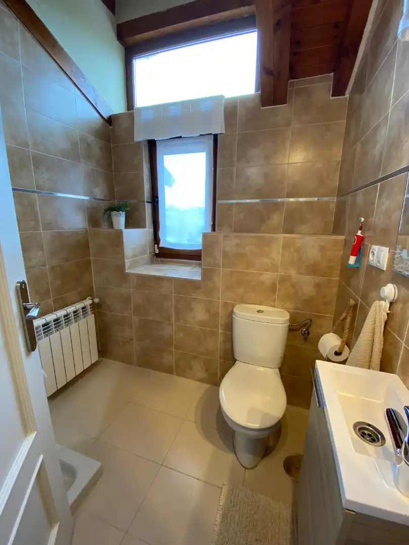 Bany de Casa o xalet en venda en Santillana del Mar amb Calefacció, Jardí privat i Parquet