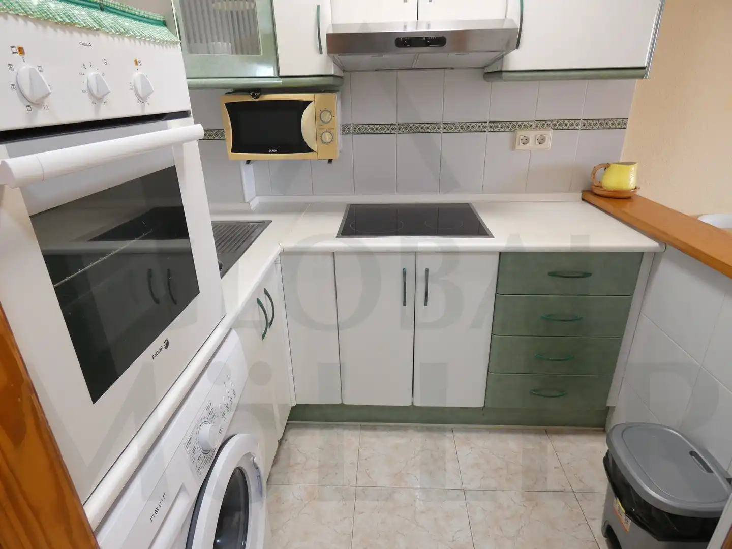 Cuina de Apartament de lloguer en Cartagena amb Terrassa, Moblat i Forn