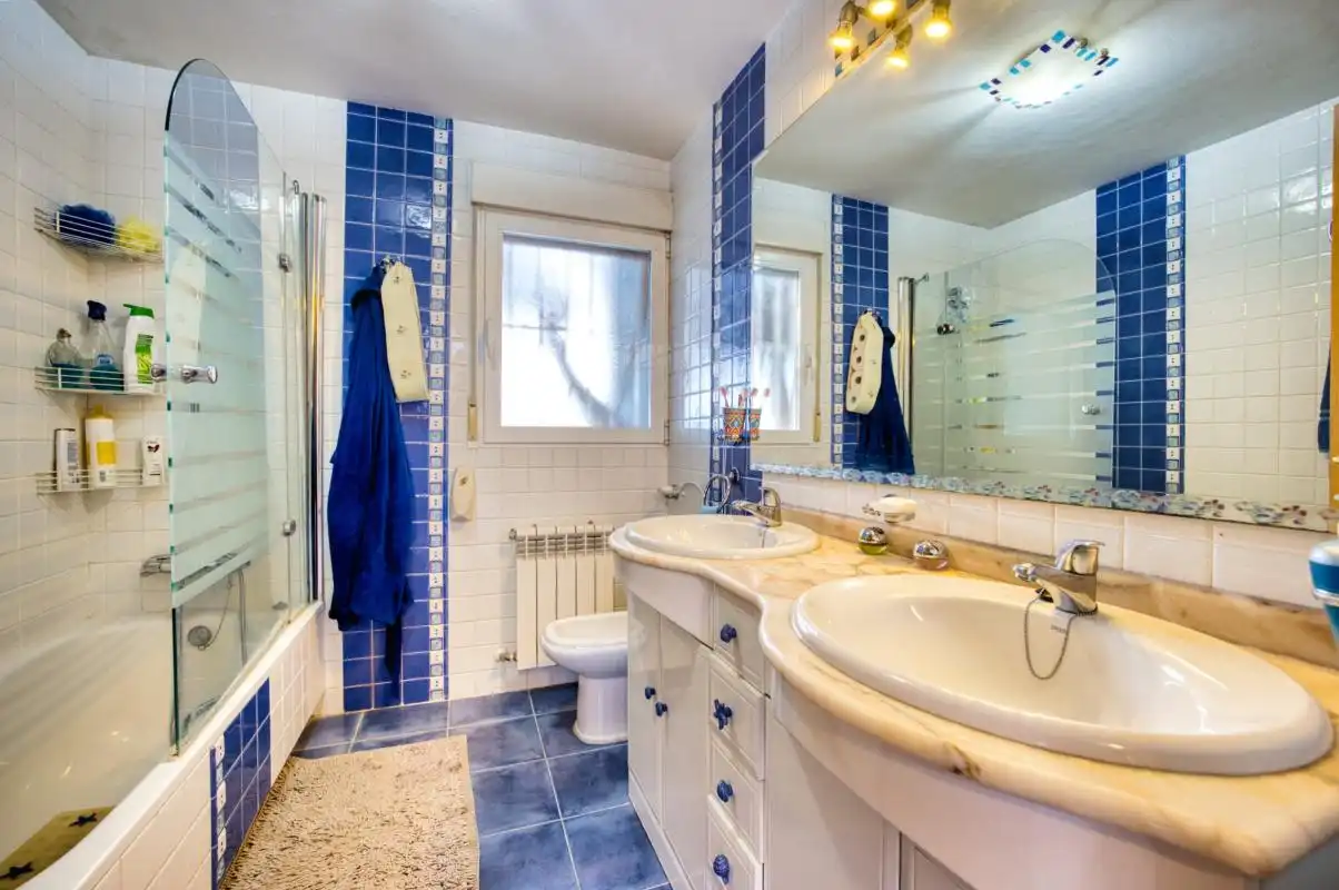 Baño de Casa o chalet en venta en L'Alfàs del Pi con Aire acondicionado, Calefacción y Jardín privado