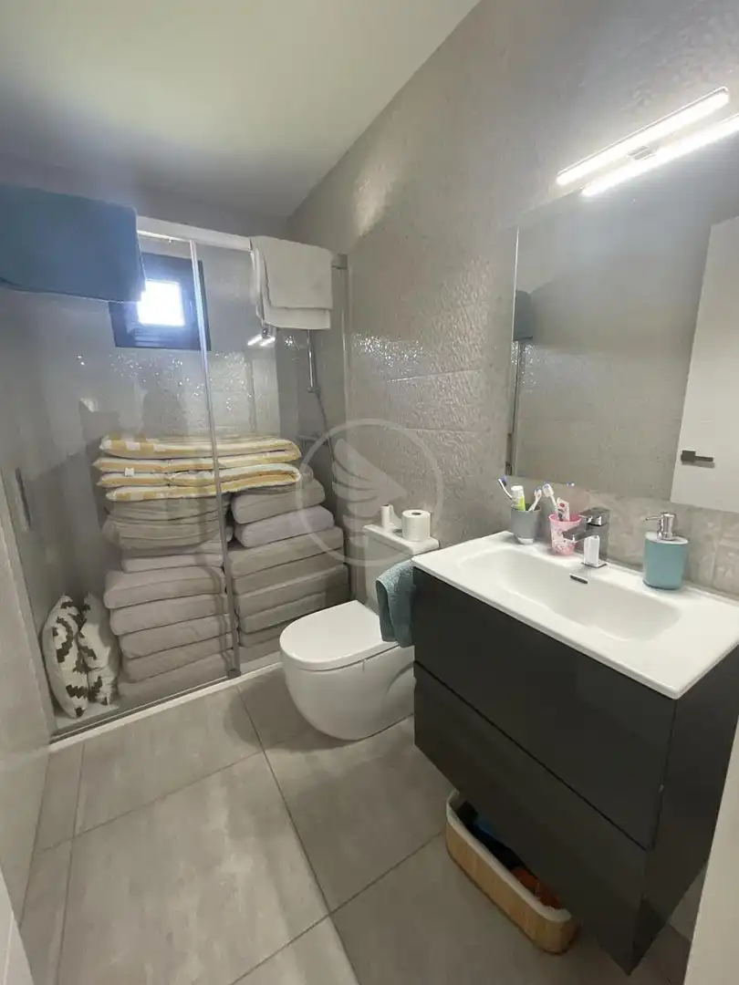 Bany de Casa o xalet en venda en Linares amb Aire condicionat, Jardí privat i Piscina