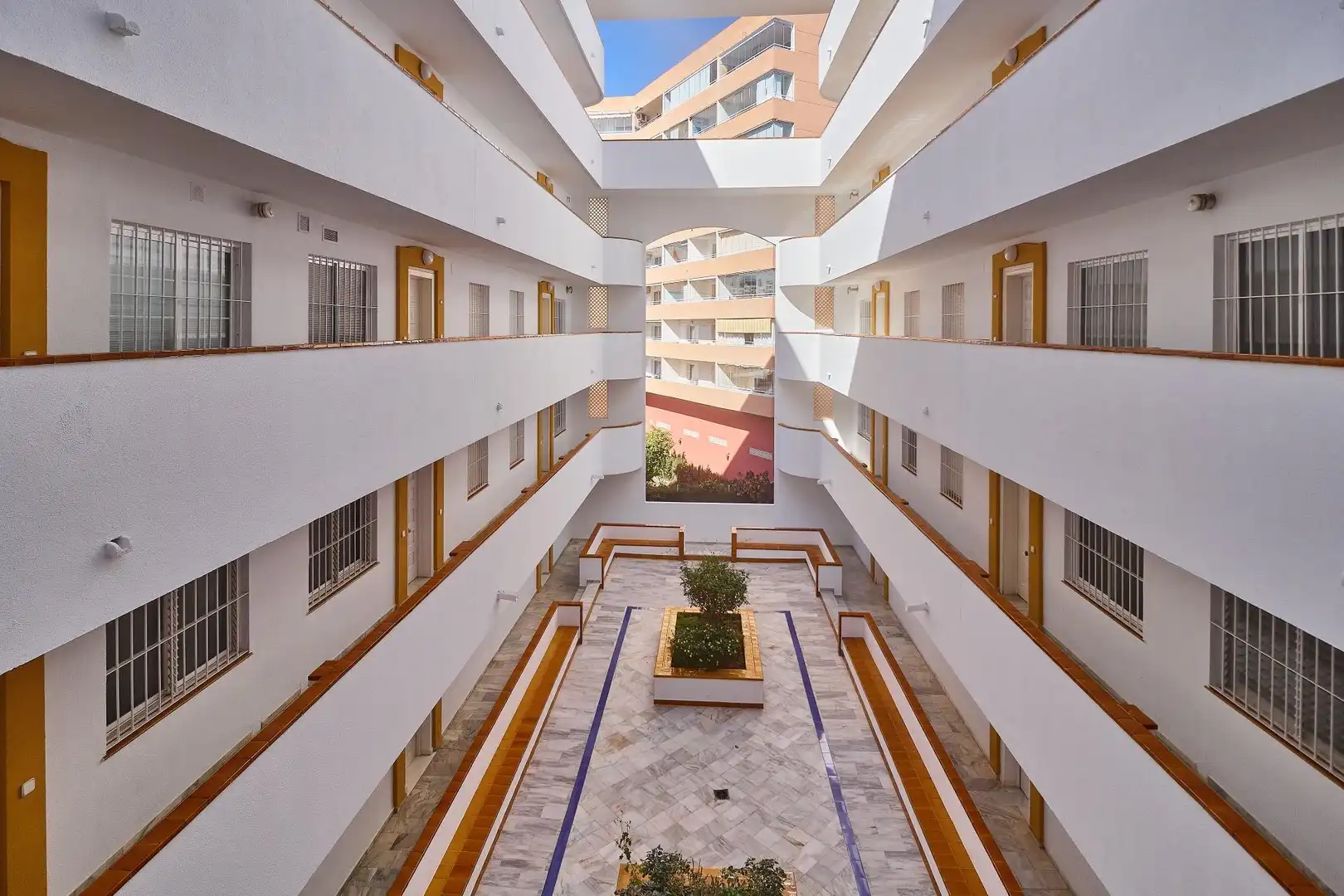 Exterior view of Flat for sale in Fuengirola  with Air Conditioner, Terrace and Community pool