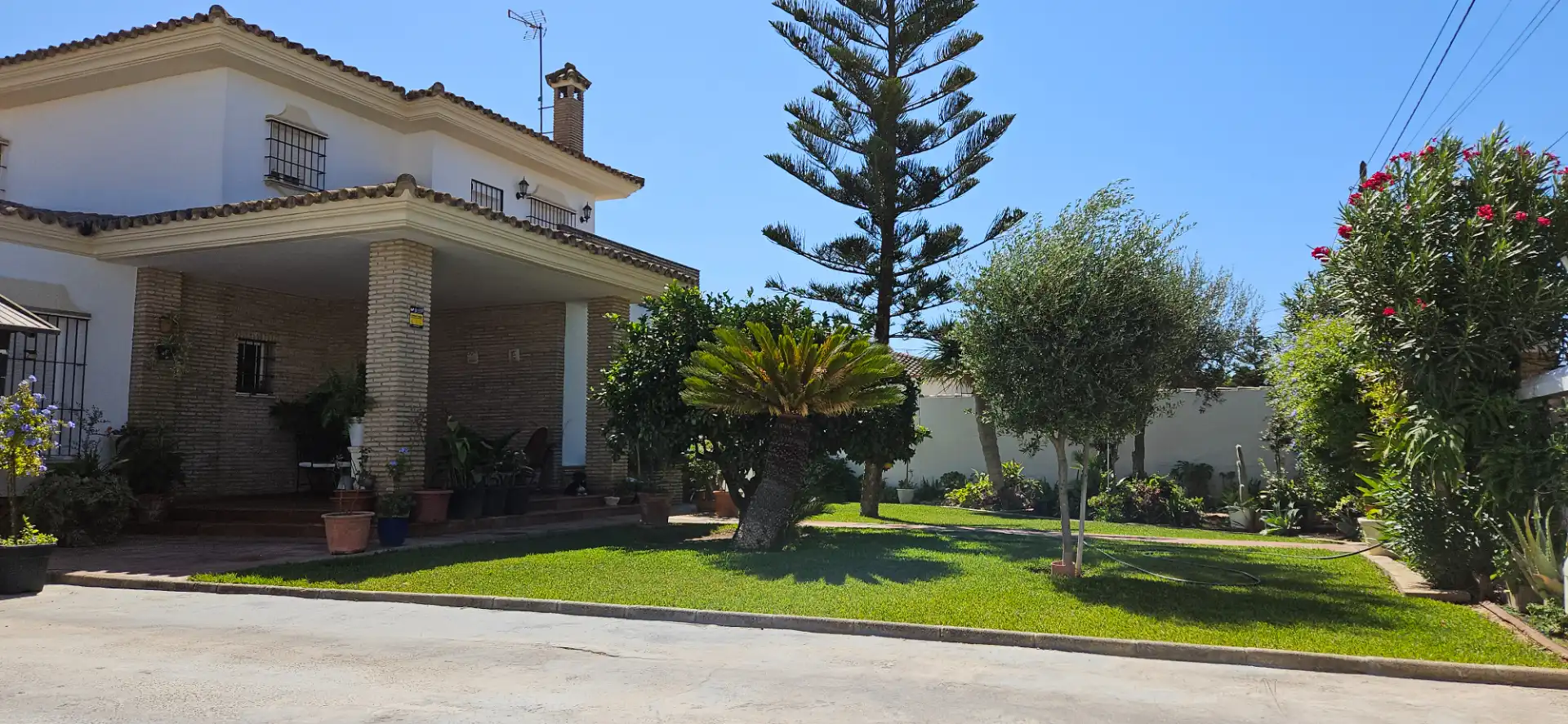 Vista exterior de Casa o xalet en venda en Chiclana de la Frontera amb Aire condicionat, Calefacció i Jardí privat