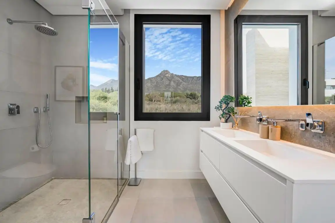 Bathroom of Houses for sale in Marbella  with Air Conditioner, Heating and Private garden