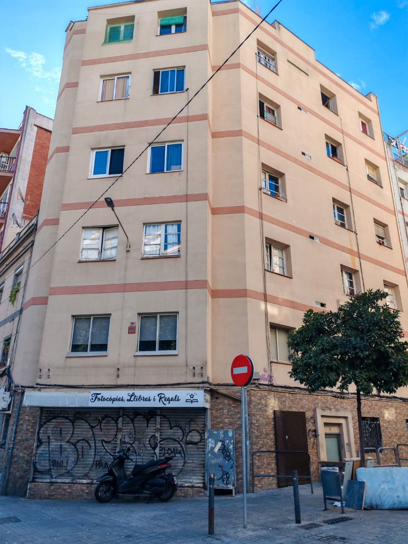 Vista exterior de Edifici en venda en L'Hospitalet de Llobregat