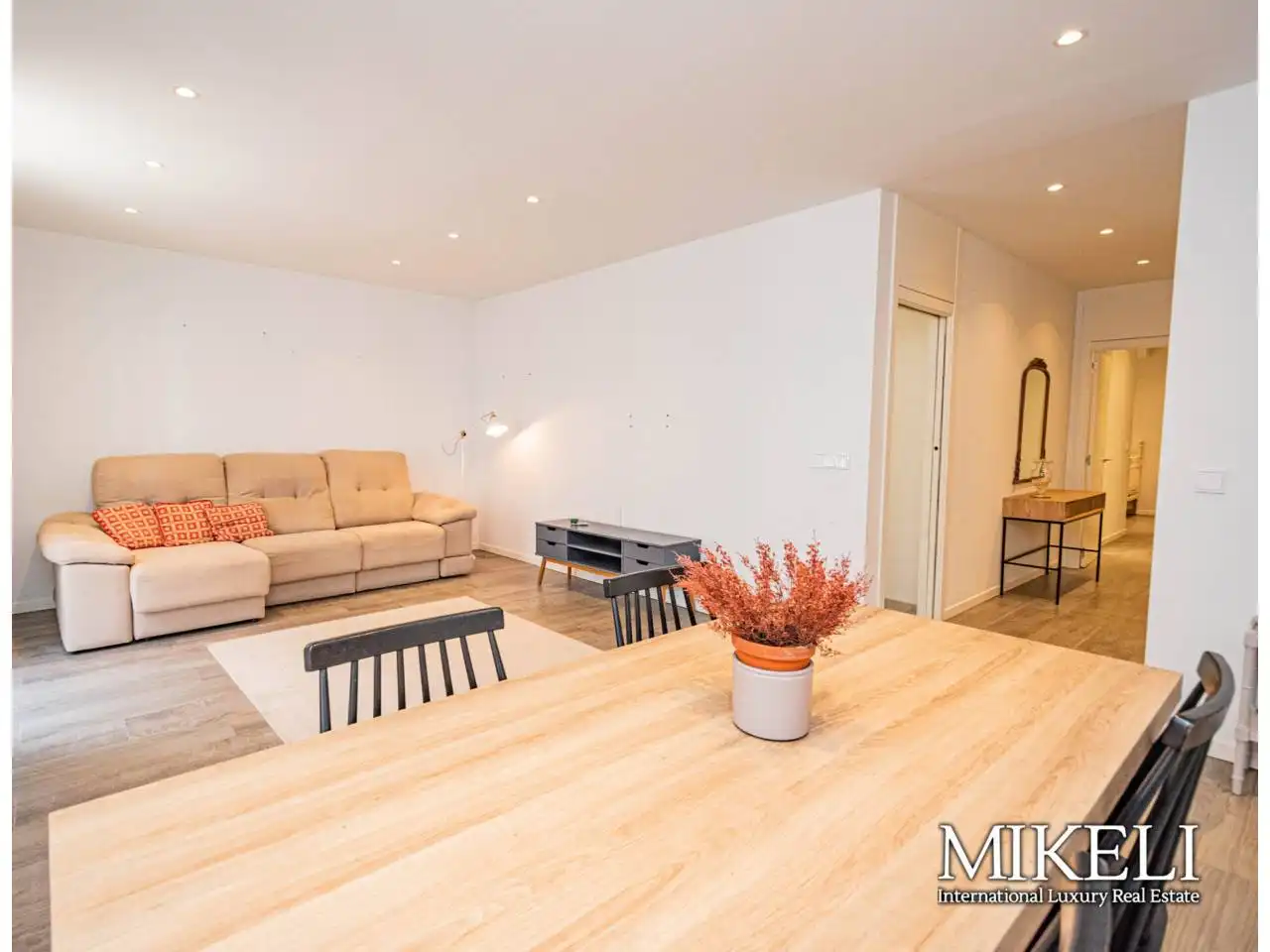 Flat with terrace to rent in Calle Hernán Cortés