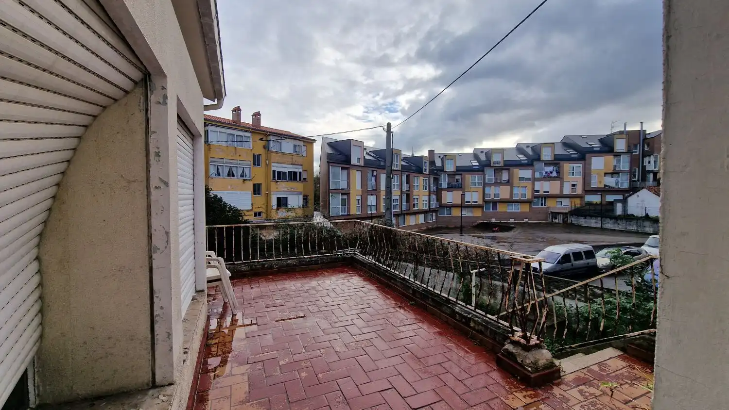 Vista exterior de Casa o xalet en venda en Torrelavega  amb Terrassa, Traster i Balcó