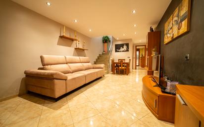 Single-family semi-detached for sale in  Carrer de Sant Antoni, 12, Veïnat, Salt
