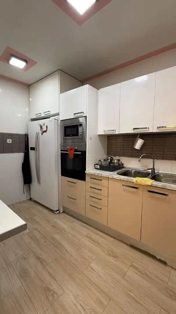 Cuina de Casa adosada en venda en Cornellà de Llobregat amb Aire condicionat, Calefacció i Terrassa