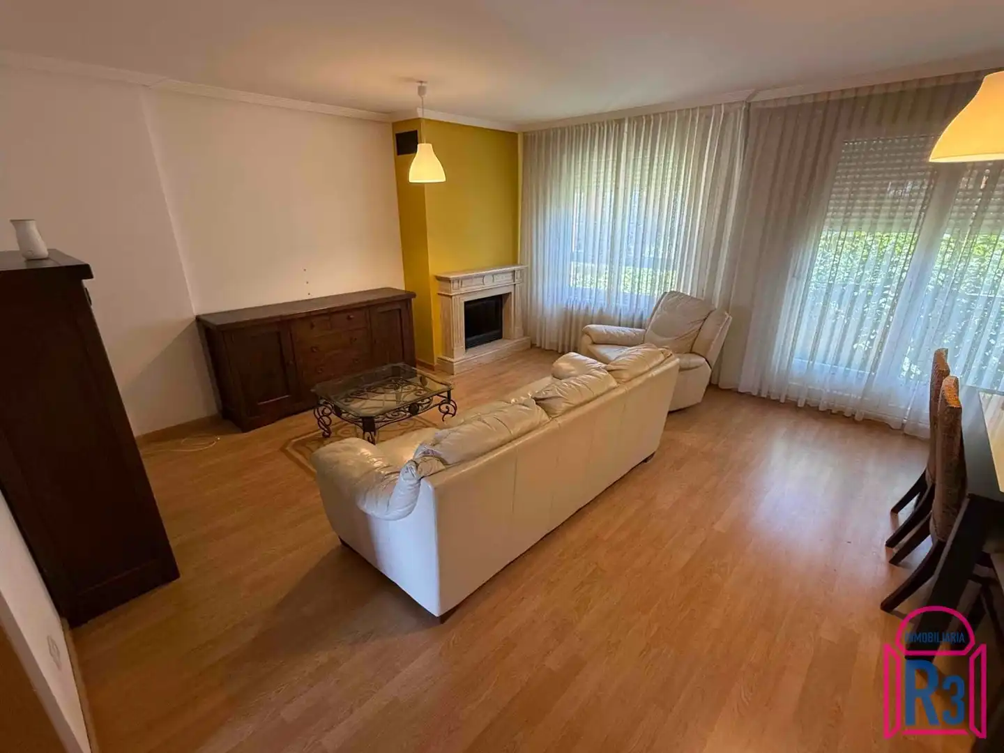 Sala d'estar de Casa adosada de lloguer en Villaquilambre amb Calefacció, Jardí privat i Moblat