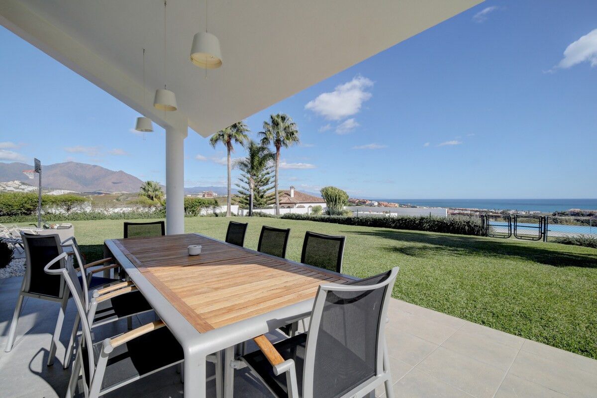 Terrace of House or chalet for sale in Manilva  with Air Conditioner, Heating and Private garden