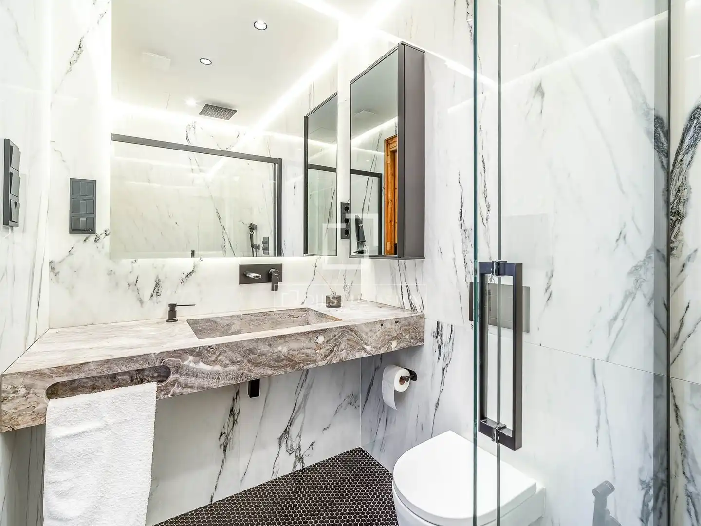 Badezimmer von Wohnung zum Verkauf in Barcelona mit Klimaanlage, Terrasse und Balkon