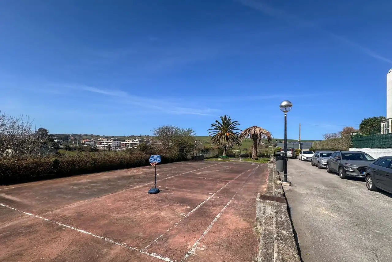 Parking de Dúplex en venta en Santa Cruz de Bezana con Calefacción y Amueblado