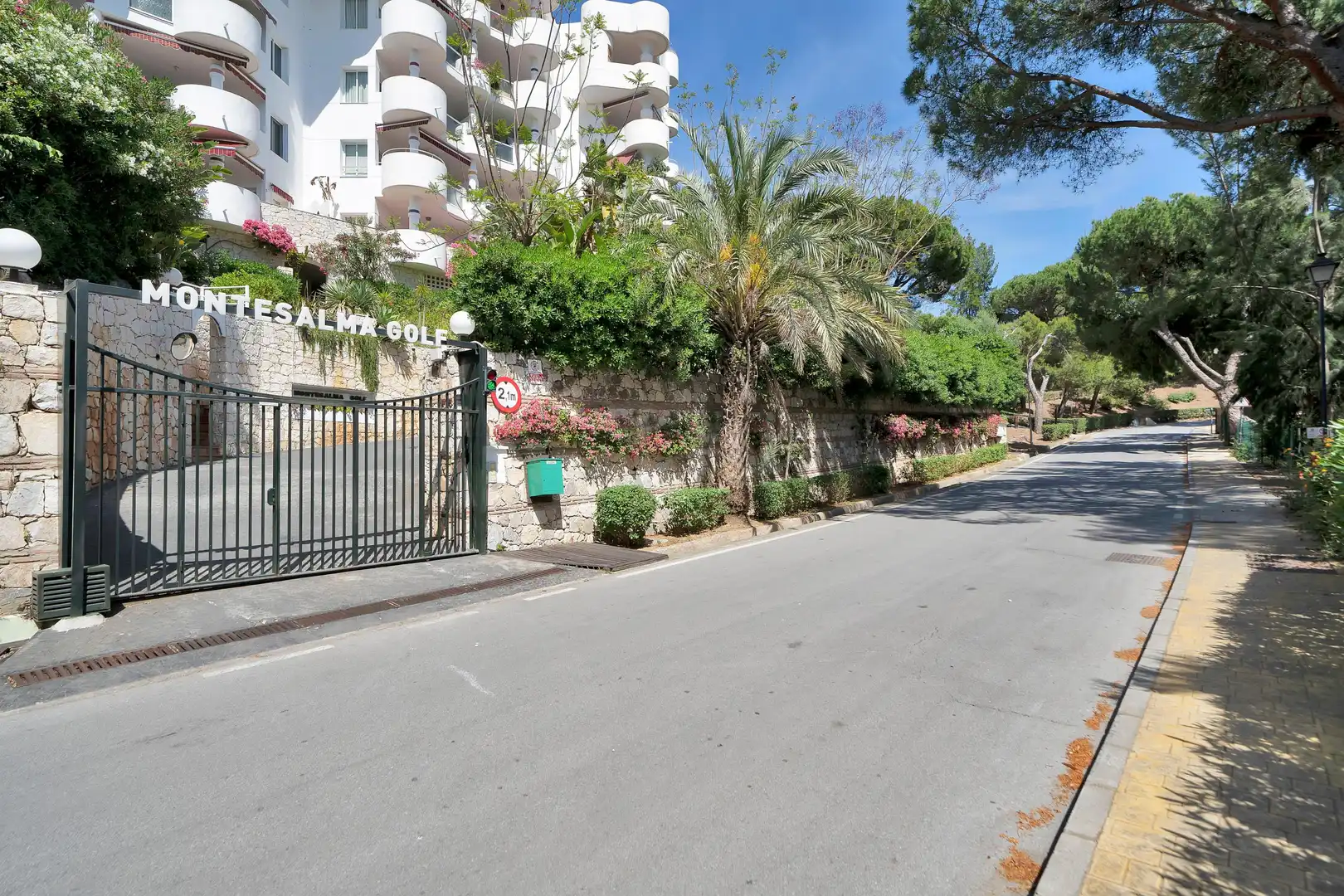Vista exterior de Ático de alquiler en Marbella con Aire acondicionado, Calefacción y Jardín privado