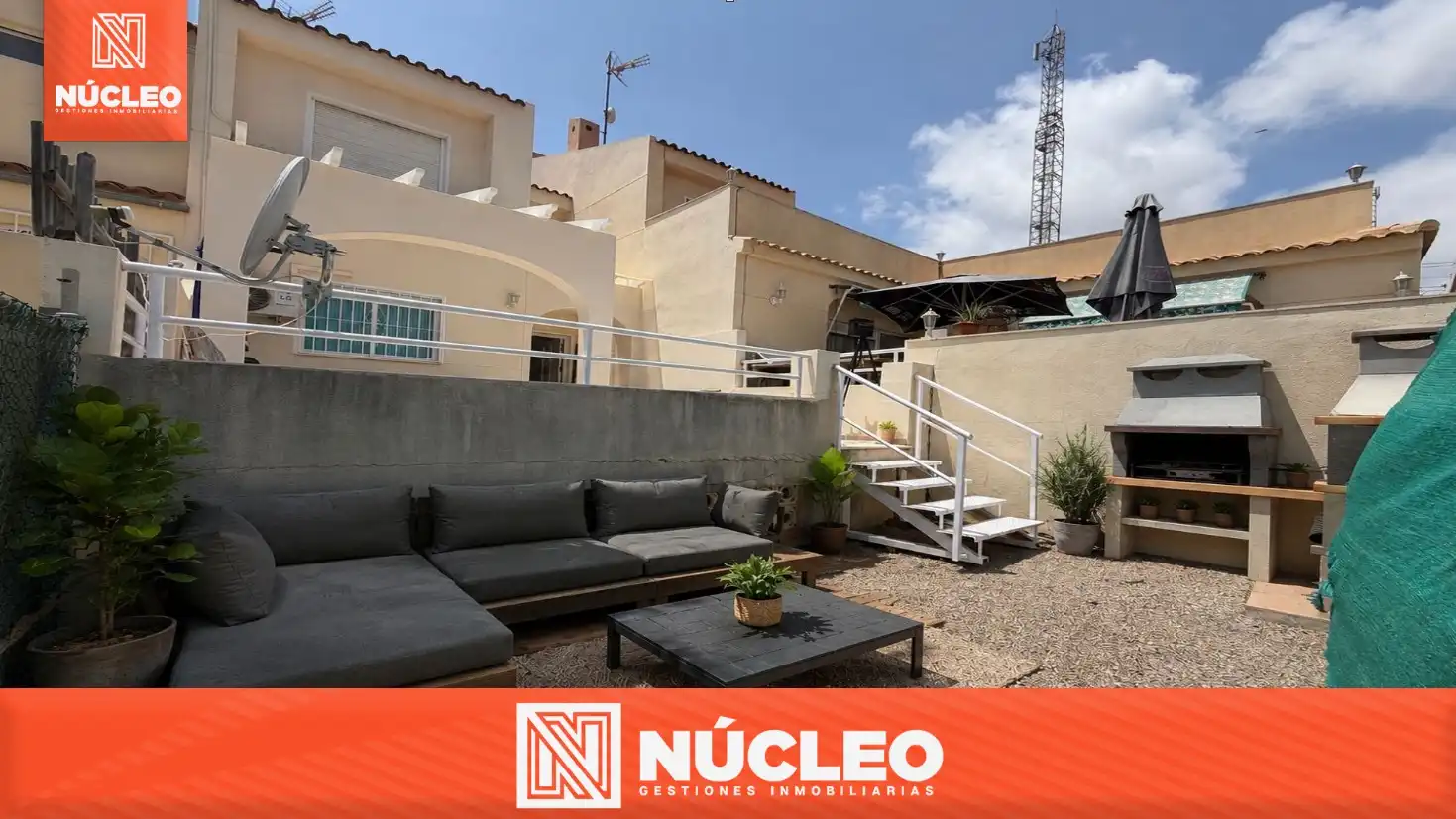 Außenansicht von Einfamilien-Reihenhaus zum Verkauf in El Campello mit Klimaanlage, Privatgarten und Terrasse