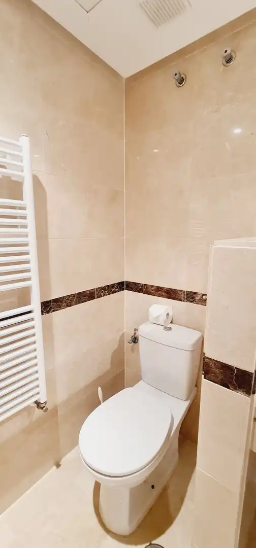 Bathroom of Flat for sale in Marbella  with Air Conditioner, Heating and Terrace