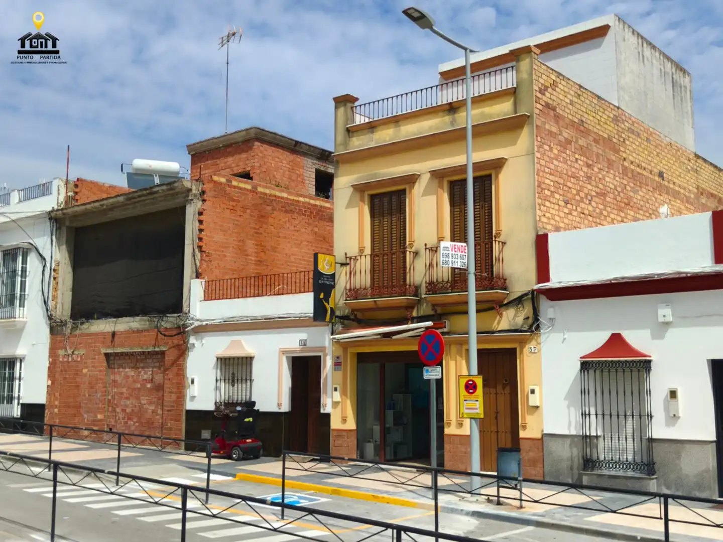 Vista exterior de Casa o xalet en venda en Las Cabezas de San Juan amb Balcó