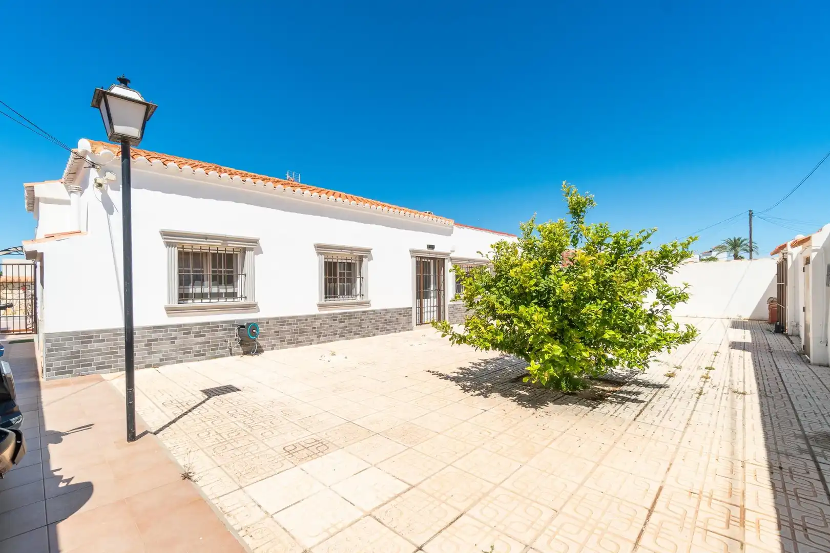 Vista exterior de Casa o xalet en venda en Torrevieja amb Aire condicionat, Calefacció i Jardí privat