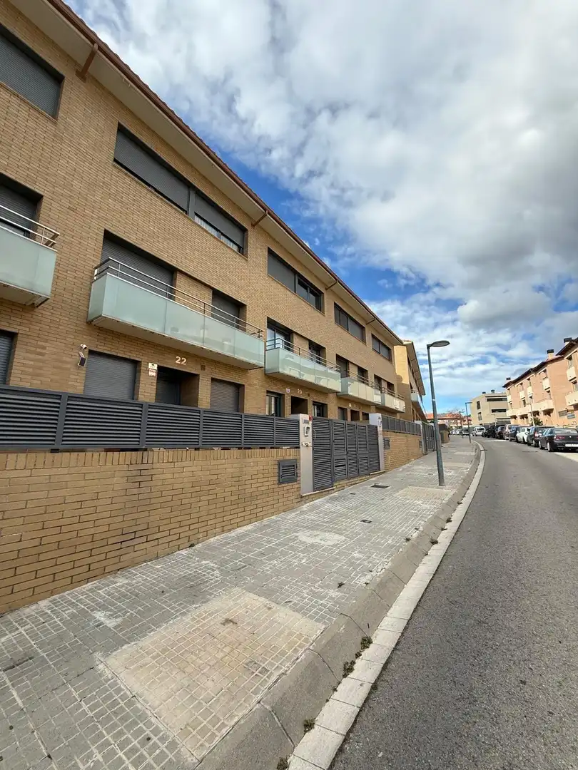 Vista exterior de Casa adosada en venda en Castellar del Vallès amb Jardí privat, Terrassa i Balcó
