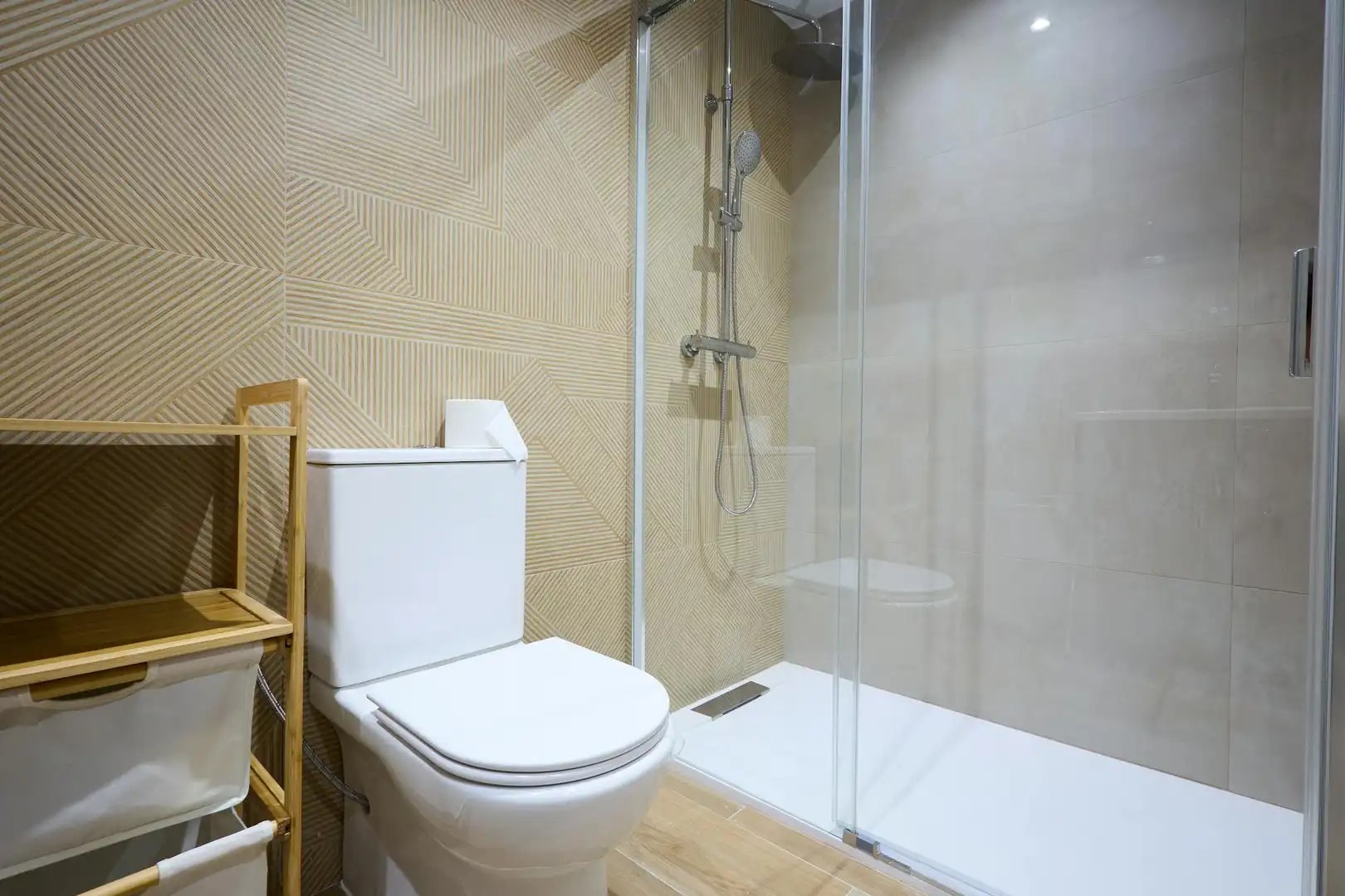 Bathroom of Flat for rent in Valencia  with Air Conditioner, Heating and Furnished