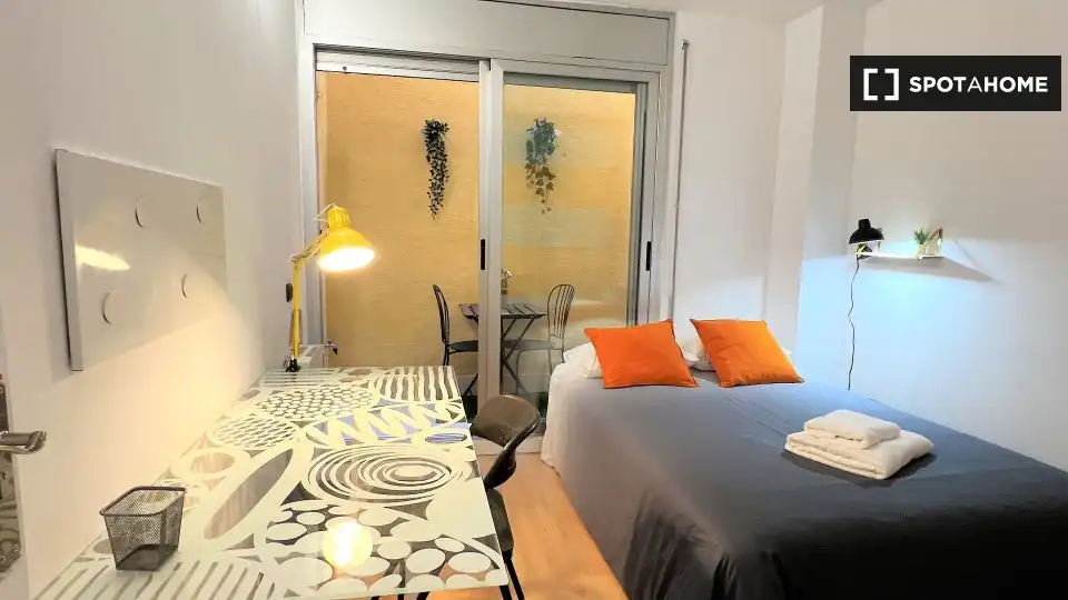 Bedroom of Flat for share in Barcelona  with Air Conditioner, Heating and Furnished