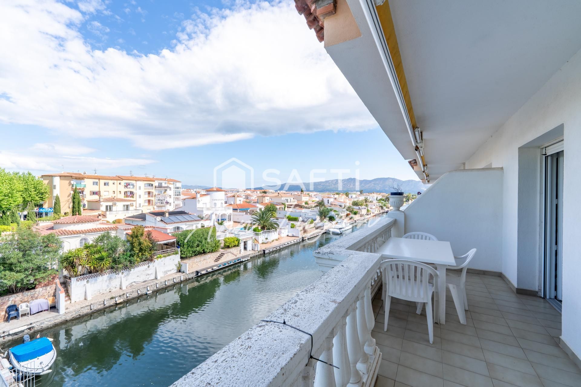 Vista exterior de Apartament en venda en Empuriabrava amb Aire condicionat, Calefacció i Terrassa