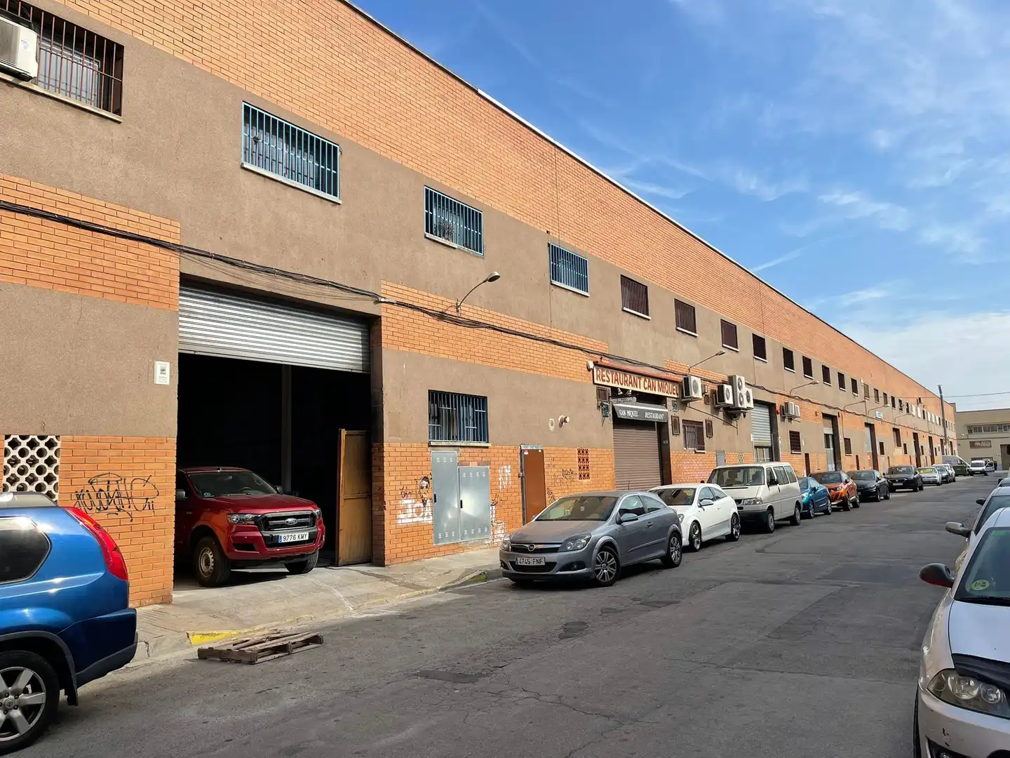 Außenansicht von Fabrikhallen zur Miete in Badalona