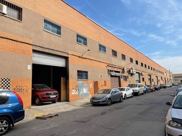 Industrial building to rent in Centre