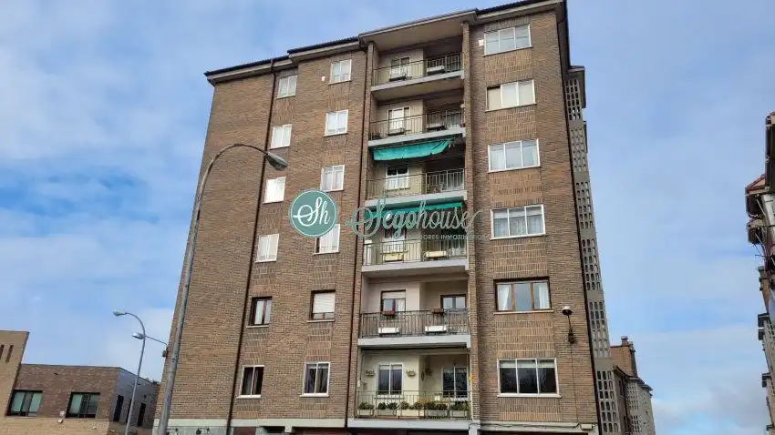 Vista exterior de Piso en venta en Segovia con Calefacción, Parquet y Terraza