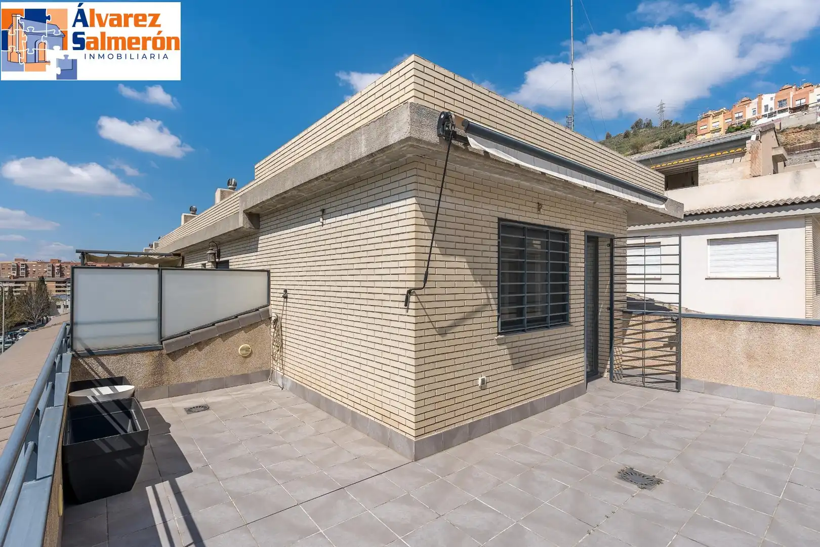 Außenansicht von Einfamilien-Reihenhaus zum Verkauf in Granada mit Privatgarten und Balkon