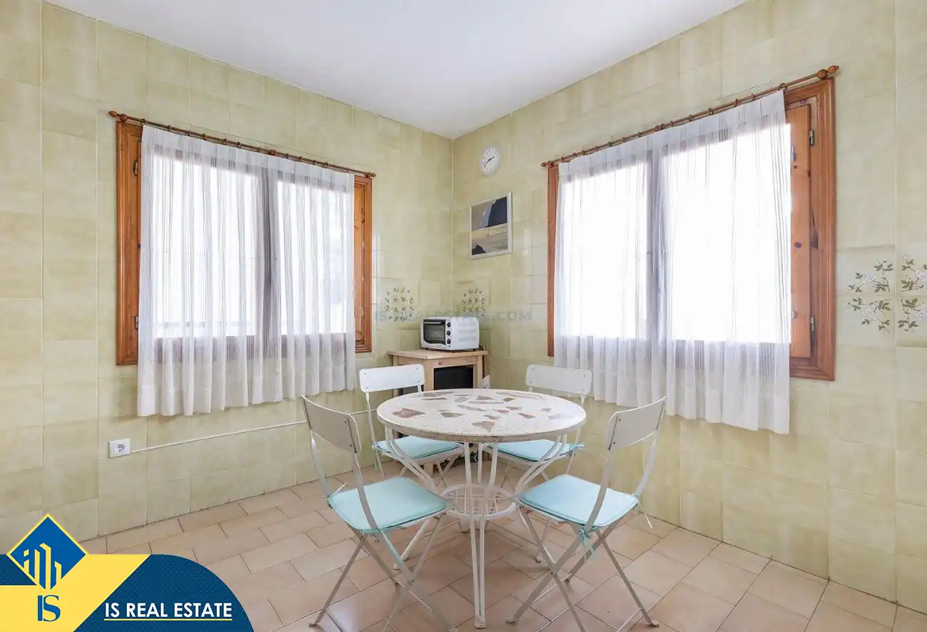 Küche von Einfamilien-Reihenhaus zum Verkauf in Torrevieja mit Klimaanlage, Heizung und Privatgarten