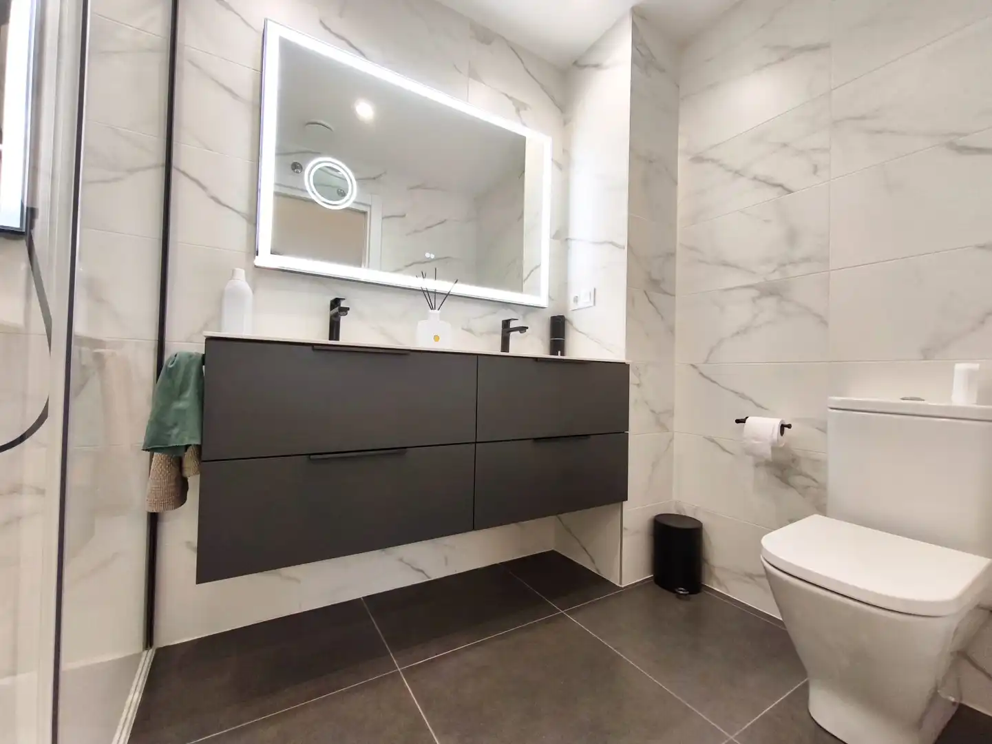 Badezimmer von Wohnung zum Verkauf in  Logroño mit Heizung, Privatgarten und Parkett