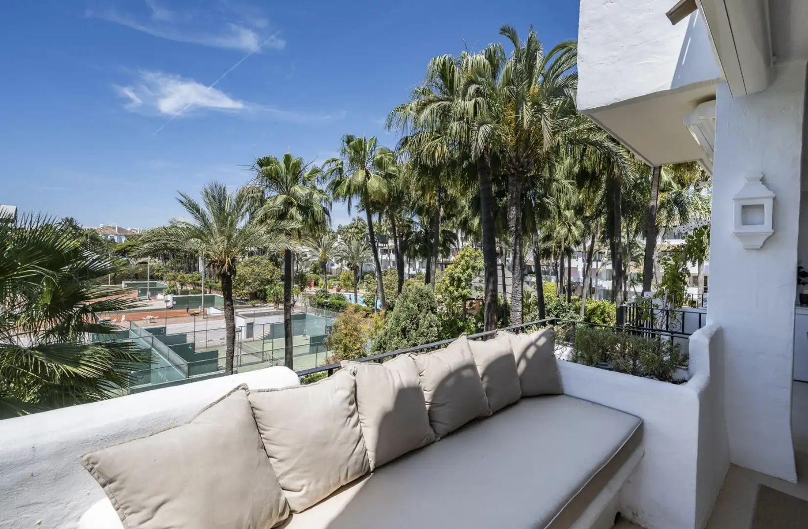 Terrasse von Dachboden zur Miete in Marbella mit Klimaanlage, Schwimmbad und Möbliert