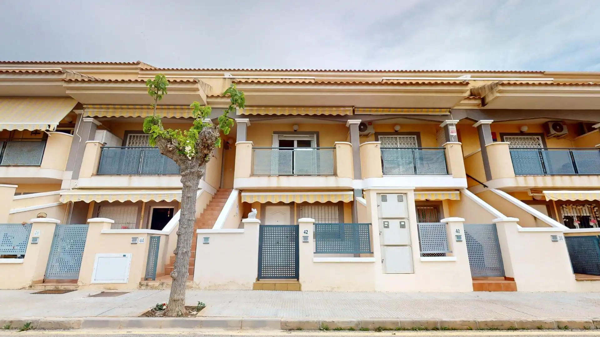 Außenansicht von Wohnungen zum Verkauf in Los Alcázares mit Terrasse und Balkon
