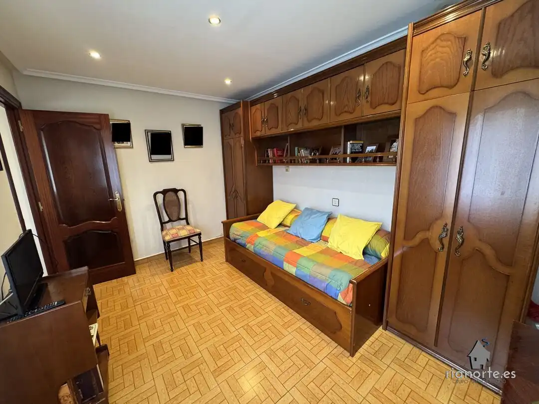 Habitación de Casa o chalet en venta en Oviedo  con Calefacción y Jardín privado