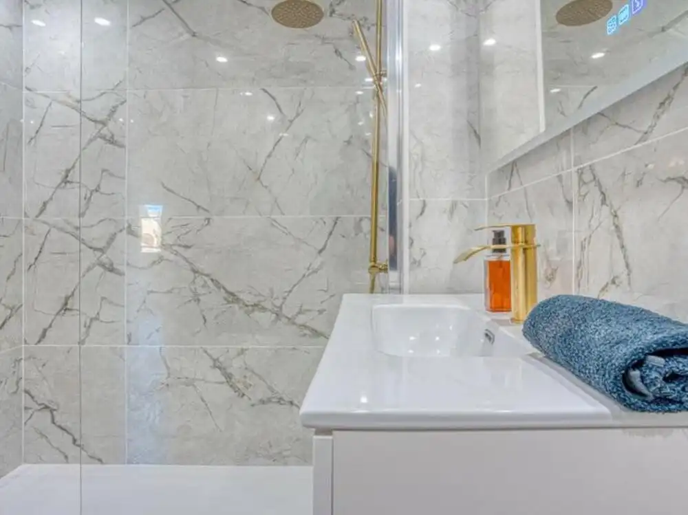 Bany de Apartament en venda en Marbella amb Aire condicionat, Terrassa i Traster