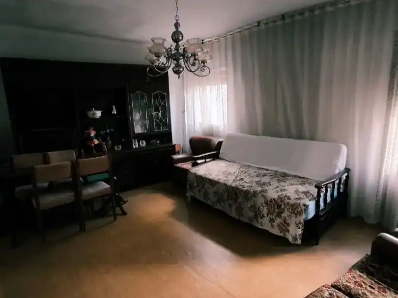 Sala d'estar de Casa adosada en venda en Medrano amb Moblat i Balcó