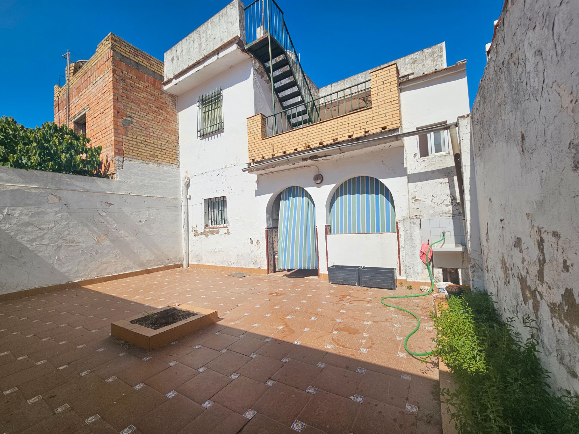 Vista exterior de Casa adosada en venda en Salteras amb Aire condicionat, Calefacció i Jardí privat