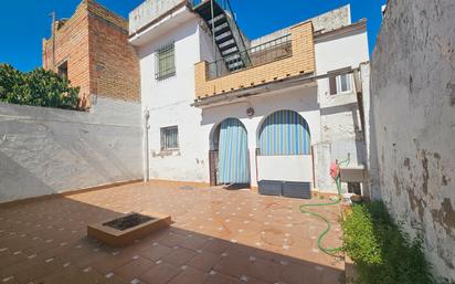 Vista exterior de Casa adosada en venda en Salteras amb Aire condicionat, Calefacció i Jardí privat